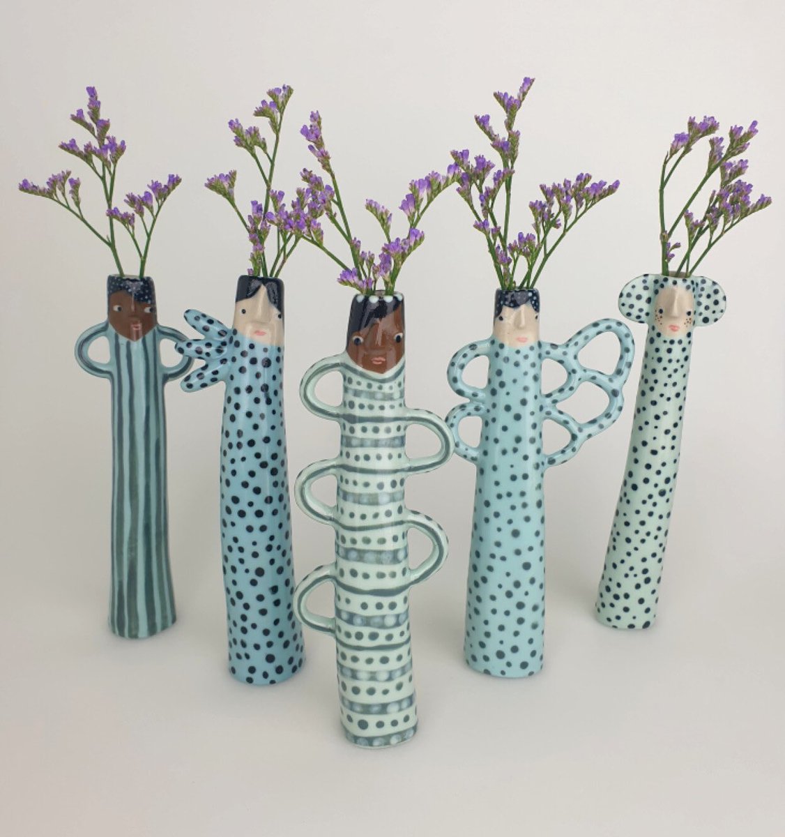 canalacultura's tweet photo. #Cerámica #estampada con personajes #antropomorfos que expresan su amor en piezas creadas por la ceramista #SANDRAAPPERLOO, utiliza los colores pastel y los puntos como elementos identitarios de sus trabajos artísticos. #WEIRDOBUDVASES es una serie de jarrones para una sola #flor https://t.co/VfARzwjHrB
