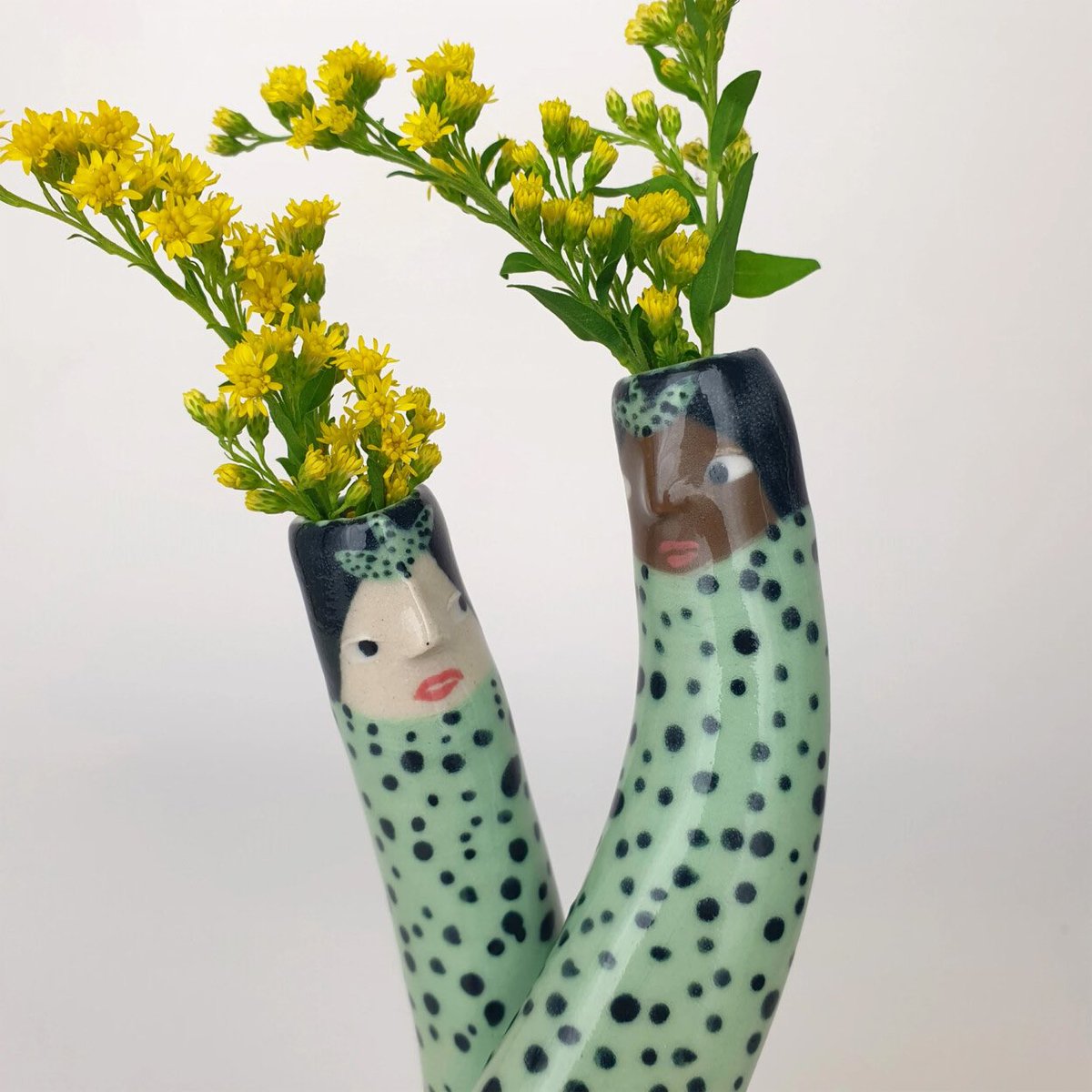 canalacultura's tweet photo. #Cerámica #estampada con personajes #antropomorfos que expresan su amor en piezas creadas por la ceramista #SANDRAAPPERLOO, utiliza los colores pastel y los puntos como elementos identitarios de sus trabajos artísticos. #WEIRDOBUDVASES es una serie de jarrones para una sola #flor https://t.co/VfARzwjHrB
