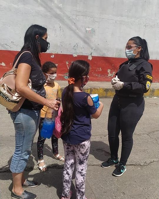 A fin de garantizar las normas de prevención contra el #Covid19 concientizando a la población sobre el uso del tapabocas y la importancia de la permanencia en sus casas, ésta D/M se trasladó hasta la redoma La India, parroquia La Vega, municipio Libertador de Caracas. #Cicpc