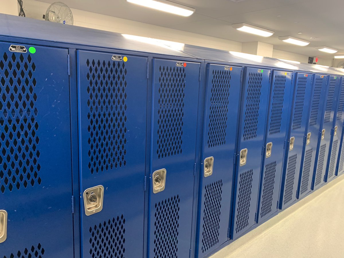 CFISDAthletics's tweet photo. How do you socially distance in the locker room? The Truitt Timberwolves have a great plan! Red group-hit the lockers. Green group, You’re up. @truittcfisd https://t.co/QMxAm42gcH