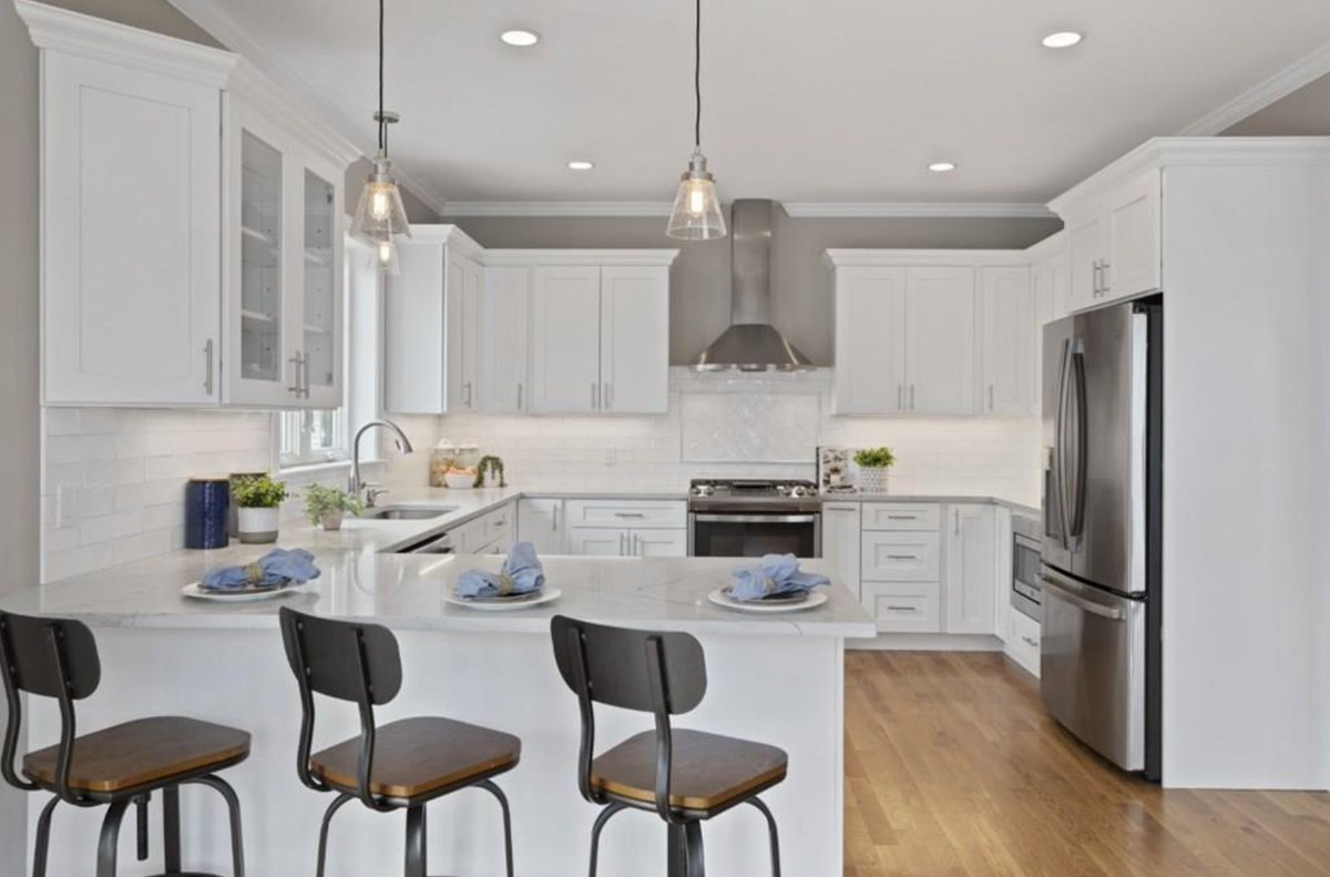 stagedoccasions's tweet photo. Dine-in style in this family-friendly kitchen!  
*
*
*
*
#homestaging #interiordesign #homedecor #realestate #interior #design #homesweethome #resa #resahq #resapro #luxuryrealestate #luxuryhomes #decor #interiorinspo https://t.co/SlhiNev3zA