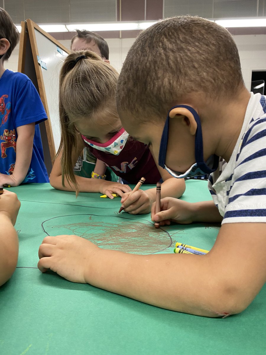 _Toni_withanI's tweet photo. T is for tree... integrating phonics and science. We have fun while learning in Pre-K . #collaboration #finemotorskills #teamwork #LearningNeverStops #covidproof #kinesthetic #teacherlife #prek #learningthroughcrafts #nature #science #experiences #love https://t.co/Cfl1moH8VG