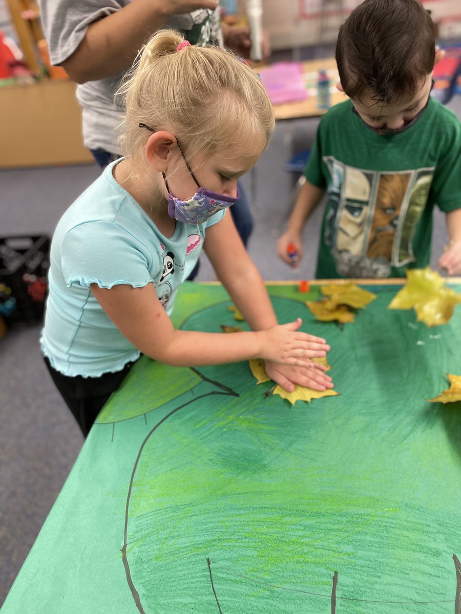_Toni_withanI's tweet photo. T is for tree... integrating phonics and science. We have fun while learning in Pre-K . #collaboration #finemotorskills #teamwork #LearningNeverStops #covidproof #kinesthetic #teacherlife #prek #learningthroughcrafts #nature #science #experiences #love https://t.co/Cfl1moH8VG