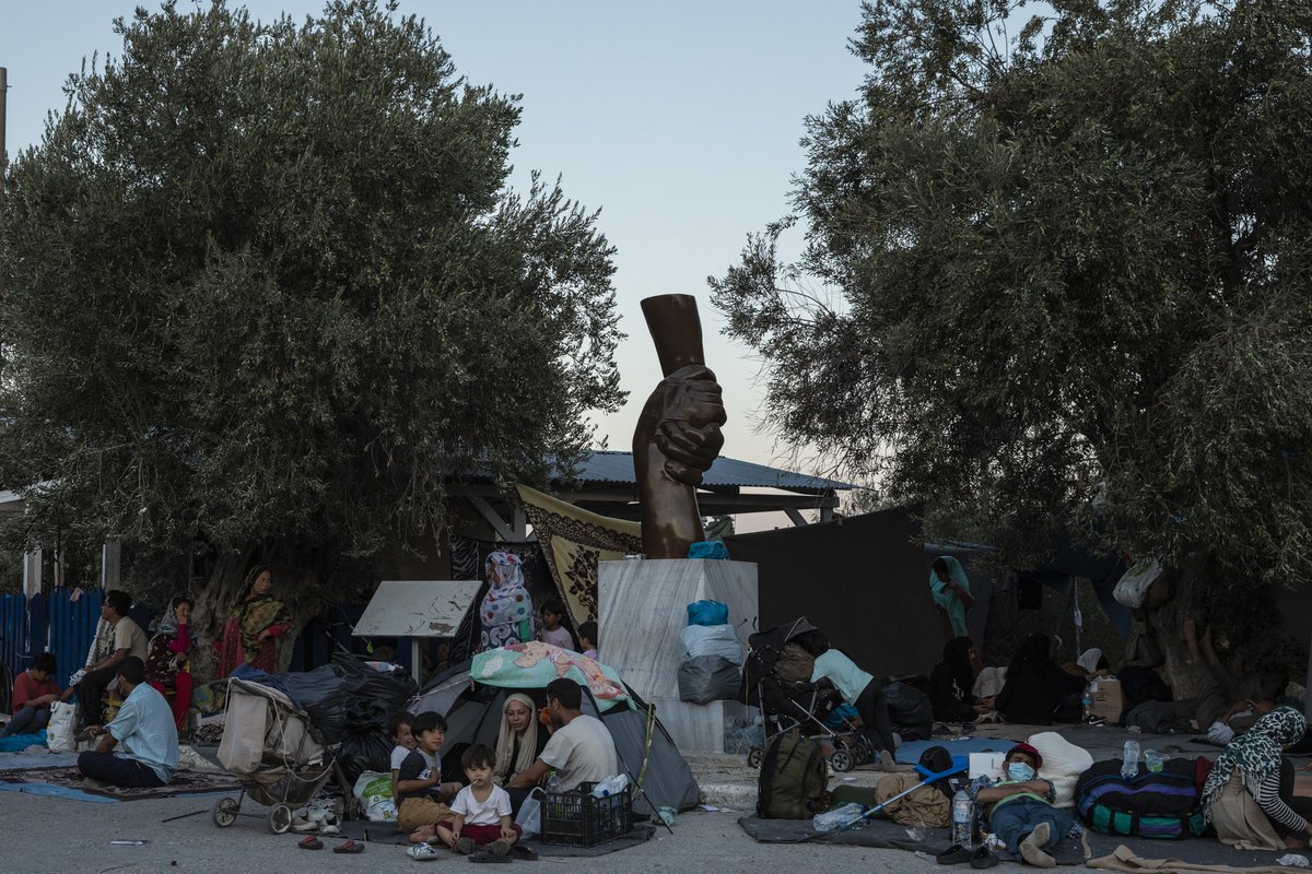 surianna's tweet photo. La situación en Lesbos es dramática. Miles de personas duermen en la carretera bloqueadas por al policía, desde que se produjo el incendio no ha habido una distribución de comida masiva. Hay gente que lleva tres días sin comer. A las ONGs, de momento, no las dejan acceder. https://t.co/nfLcqkEcAb