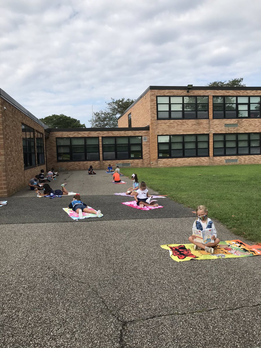 MrsTierneyCCS's tweet photo. Read-to-self to build reading stamina. We loved being outside!  #WeAreBethpage https://t.co/jVHi6s9VvL