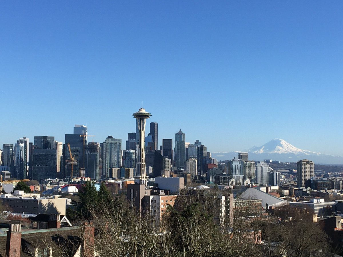 Naresh_hanchate's tweet photo. Seattle on a regular sunny day vs. today.
 #seattlesmoke #WaWILDFIRE https://t.co/oDXSUnc9HZ
