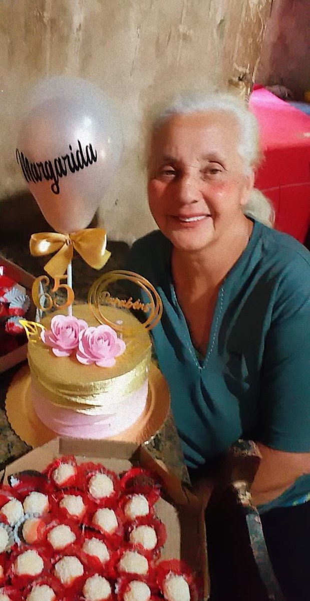 itsbluez's tweet image. Hoje é aniversário da minha mãe, ela fez 65 anos e NUNCA teve um bolo, a gente não tem tanta condição assim, mas eu juntei um pouco de grana e comprei um bolinho e uns docinhos pra ela, essa foi a reação dela. 
Pequenos atos podem ser coisas grandes aos olhos dos outros. ♥️
