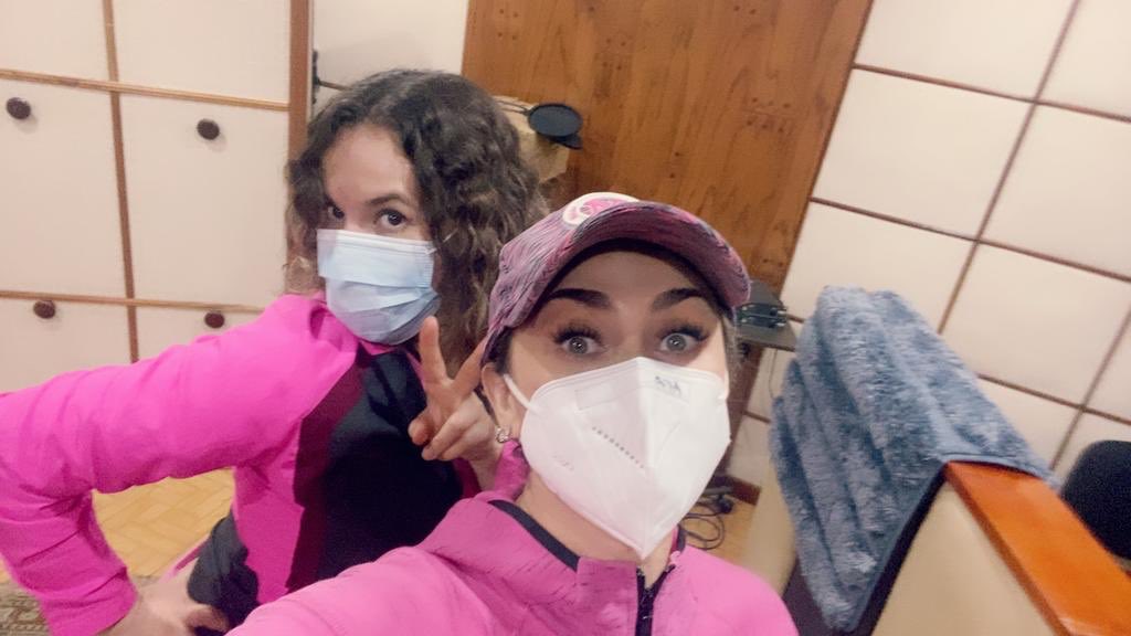 Así llegamos al estudio de grabación hay que seguir cuidándonos mucho !!! con mi Charly amada disfrutando la canción y deseando les guste mucho y la canten conmigo !! 🎶👌🏻🎼🎤💕 también que se la dediquen alguno que otro 😘💕😂🎶🎼🤷♀️ de mis buenas #Malasnoticiasaracelyarambula 🎶 https://t.co/ftEUmpsDwS