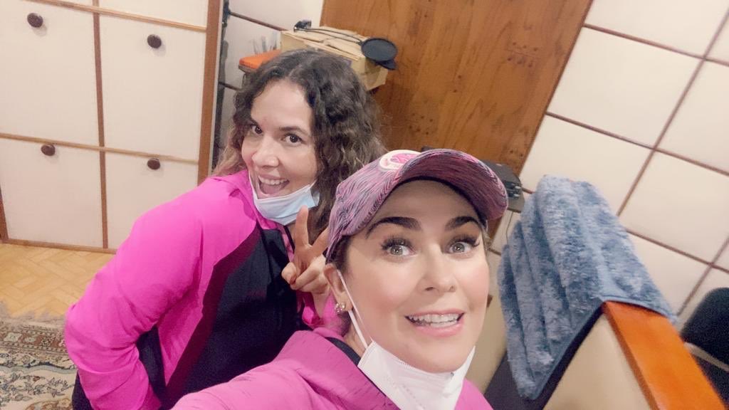 Millones de besos y a cuidarnos cada día 😷😷 que disfruten mucho de #Malasnoticiasaracelyarambula 🎼🎤🎶💕💯💕😘💃😷 https://t.co/IeKctfGEQt