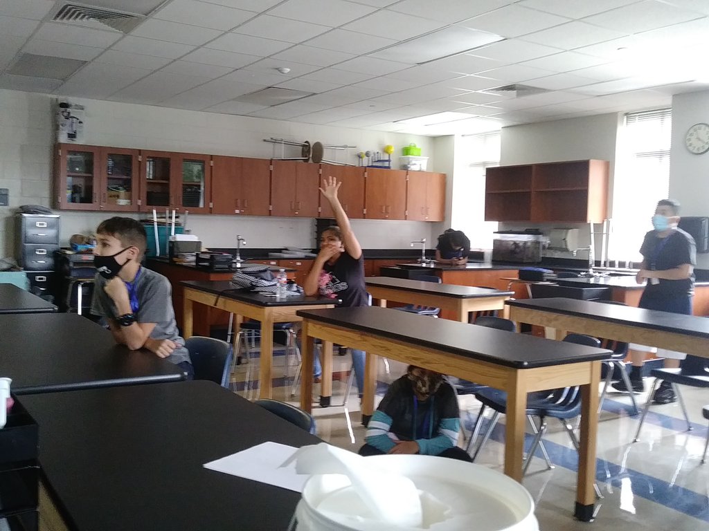 Teague2017's tweet photo. @CISCougars Study Hall pd at end of day Friday. Playing SET (logic problem solving) kept kids busy &amp; engaged! #kidsactivities 
@tmfulton1 @BrazosportISD 
https://t.co/FceR6rU02i https://t.co/DeH0dvrNqB