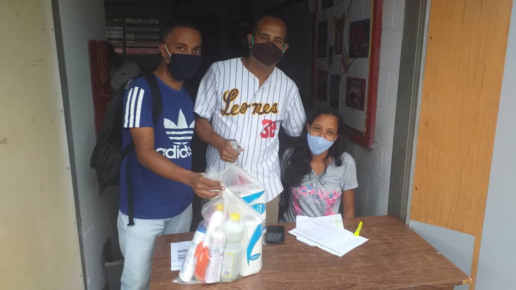 23enerozf's tweet photo. #11Sept  Los CFS Simón Rodríguez y Metalmecánica de la parroquia 23 de Enero, dando agradecimiento a nuestro presidente @Wuikelman y al gobierno bolivariano, por la jornada gratuita de un combo de asea personal a los trabajadores INCES. 
@NicolasMaduro @IncesCaracas1 @incesvzla https://t.co/kXk1jtNSfg