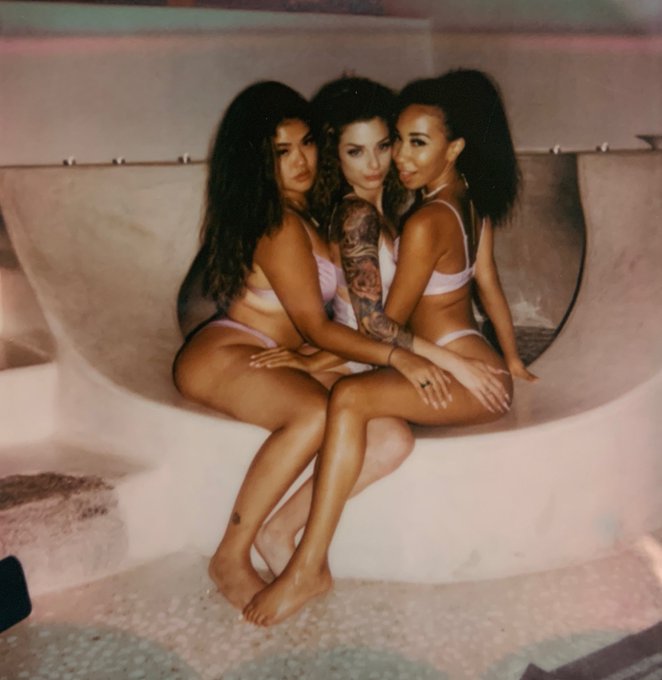 Keep me in the middle please 👀😏🤤 https://t.co/4GTb0vUZsM