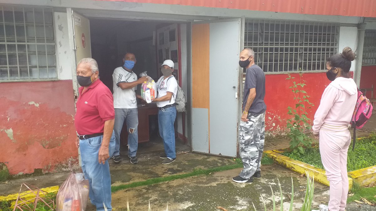23enerozf's tweet photo. #11Sept  Los CFS Simón Rodríguez y Metalmecánica de la parroquia 23 de Enero, dando agradecimiento a nuestro presidente @Wuikelman y al gobierno bolivariano, por la jornada gratuita de un combo de asea personal a los trabajadores INCES. 
@NicolasMaduro @IncesCaracas1 @incesvzla https://t.co/kXk1jtNSfg