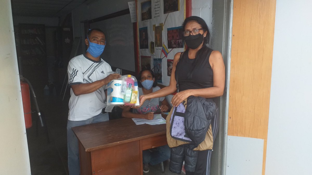 23enerozf's tweet photo. #11Sept  Los CFS Simón Rodríguez y Metalmecánica de la parroquia 23 de Enero, dando agradecimiento a nuestro presidente @Wuikelman y al gobierno bolivariano, por la jornada gratuita de un combo de asea personal a los trabajadores INCES. 
@NicolasMaduro @IncesCaracas1 @incesvzla https://t.co/kXk1jtNSfg
