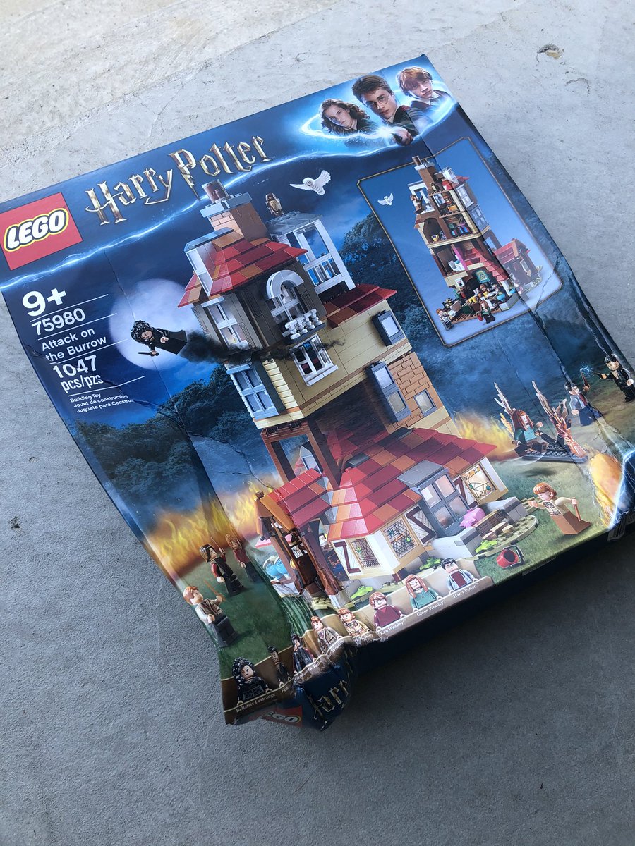 amymveiders's tweet photo. Wow @Target, thanks for the great shipping of a $100 product. Hopefully since @LEGO_Group are designed to come in pieces the inside is ok 🙄 https://t.co/PwGGPAPvWF