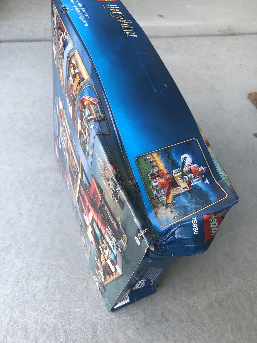 amymveiders's tweet photo. Wow @Target, thanks for the great shipping of a $100 product. Hopefully since @LEGO_Group are designed to come in pieces the inside is ok 🙄 https://t.co/PwGGPAPvWF