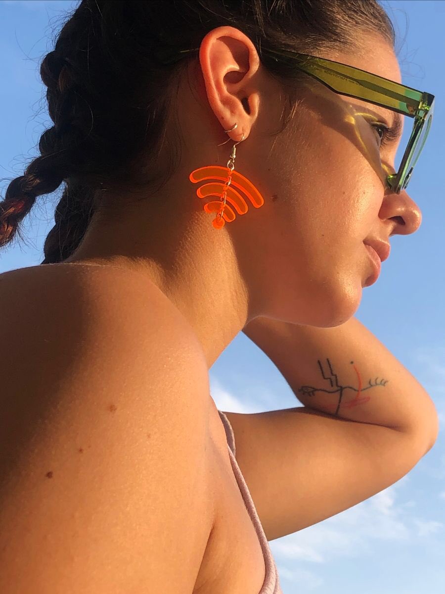 Wi-Fi earrings by Sibylle Hornung 🧡 the-internetshop.com/collections/si…