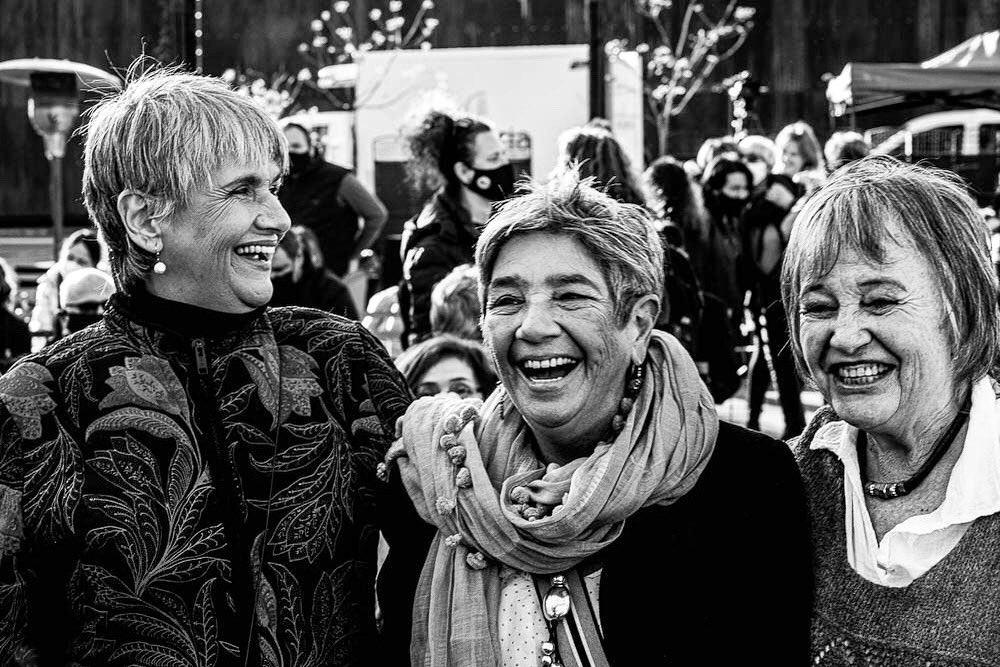 lautabarez's tweet photo. Postal de la jornada de ayer, llena de emoción, alegría y orgullo feminista! "La más pacífica de las luchas de la Historia" dijo Carmen, cuánta sabiduría!
#CiudadanasIlustres #Beramendi #Celiberti #Eccher
(foto de @pataeizmendi) 
@montevideoIM @IMgenero https://t.co/PkMElOuxaz