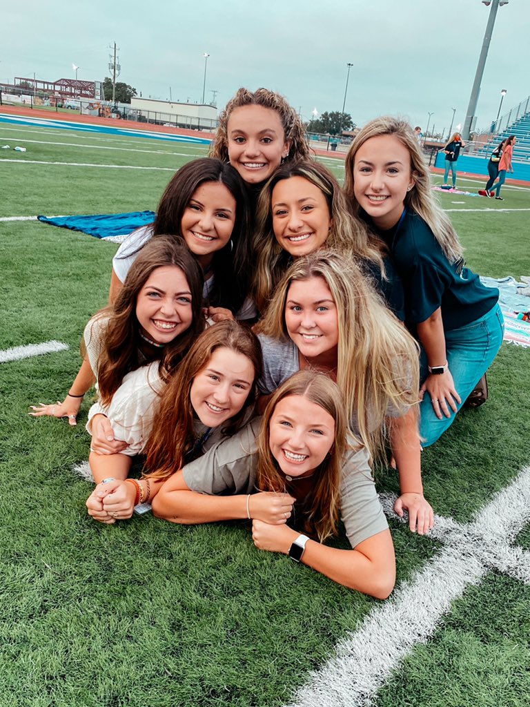 jazmin_lipp's tweet photo. just a few of my favorite people🌟 #seniorsunrise https://t.co/gAnKVb7DUS
