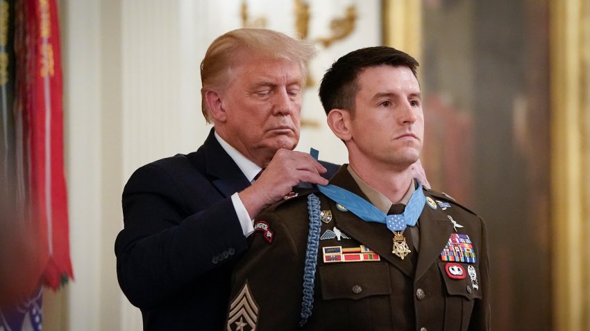 Hace unas escasas horas Trump le ha impuesto la medalla de honor del congreso al suboficial Thomas Payne.