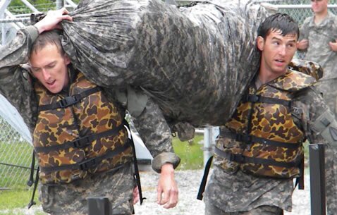 Thomas se alistó a principios de 2002 como infante y rapidamente entró en el mundo de las Operaciones Especiales.