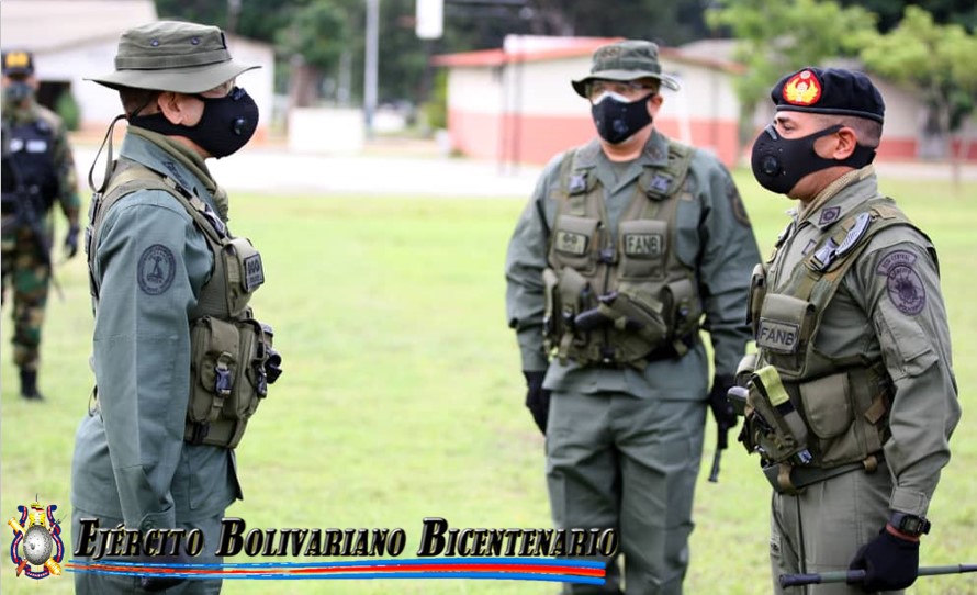 ejercito_ve's tweet photo. El MG. @DHernandezL2020, Comandante General del @somos_ejercito, en visita colmada de mística y camaradería efectuada hoy al @CEMANBLINEJB, hizo entrega de diversos sistemas de armas a varias unidades, con el propósito de elevar el apresto operacional del componente. https://t.co/HD04dqAEcS
