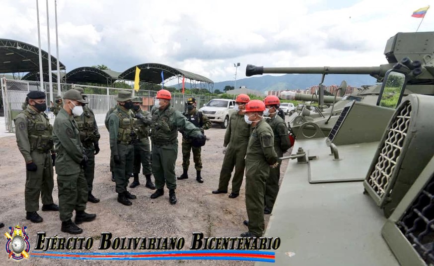 ejercito_ve's tweet photo. El MG. @DHernandezL2020, Comandante General del @somos_ejercito, en visita colmada de mística y camaradería efectuada hoy al @CEMANBLINEJB, hizo entrega de diversos sistemas de armas a varias unidades, con el propósito de elevar el apresto operacional del componente. https://t.co/HD04dqAEcS