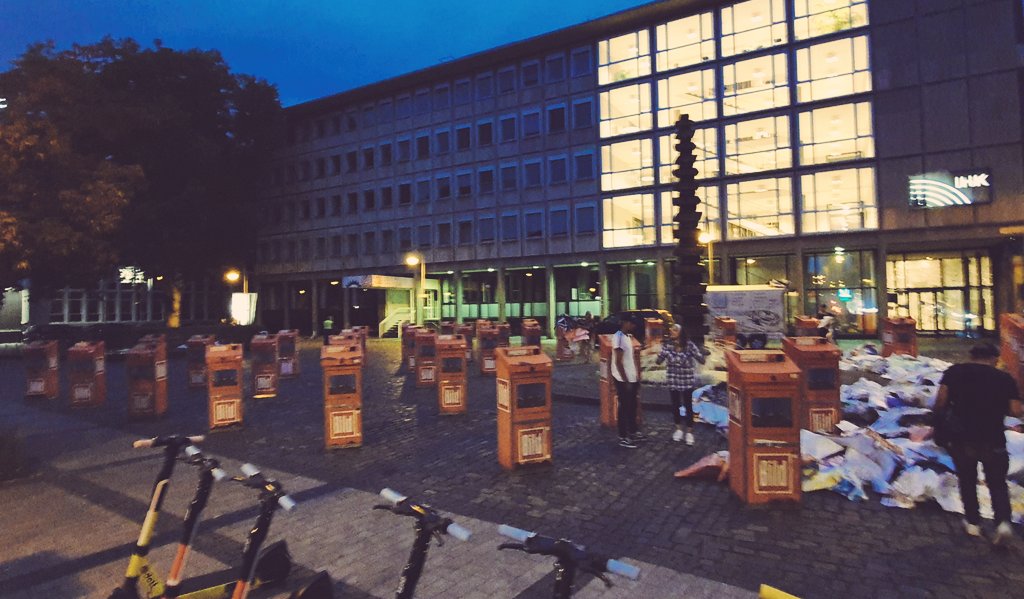 Maximilian Welter (@maximilian_pe) on Twitter photo Sind das abgebaute 📬 von Trump @ Börsenplatz? Vielleicht als Wahlurnen für die Domstadt nutzbar. Geht Sonntag wählen. 🗳️ Sind das abgebaute 📬 von Trump @ Börsenplatz? Vielleicht als Wahlurnen für die Domstadt nutzbar. Geht Sonntag wählen. 🗳️