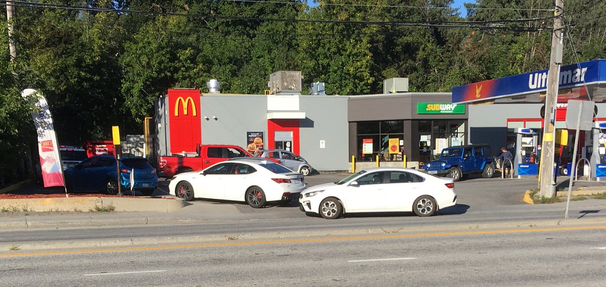 Martin_Potvin's tweet photo. Et moi qui croyait qu’il était illégal de bloquer une voie à @ville_gatineau?!? Tous les soirs sur St-Louis à l’heure du souper... https://t.co/K1ZXdv3NML