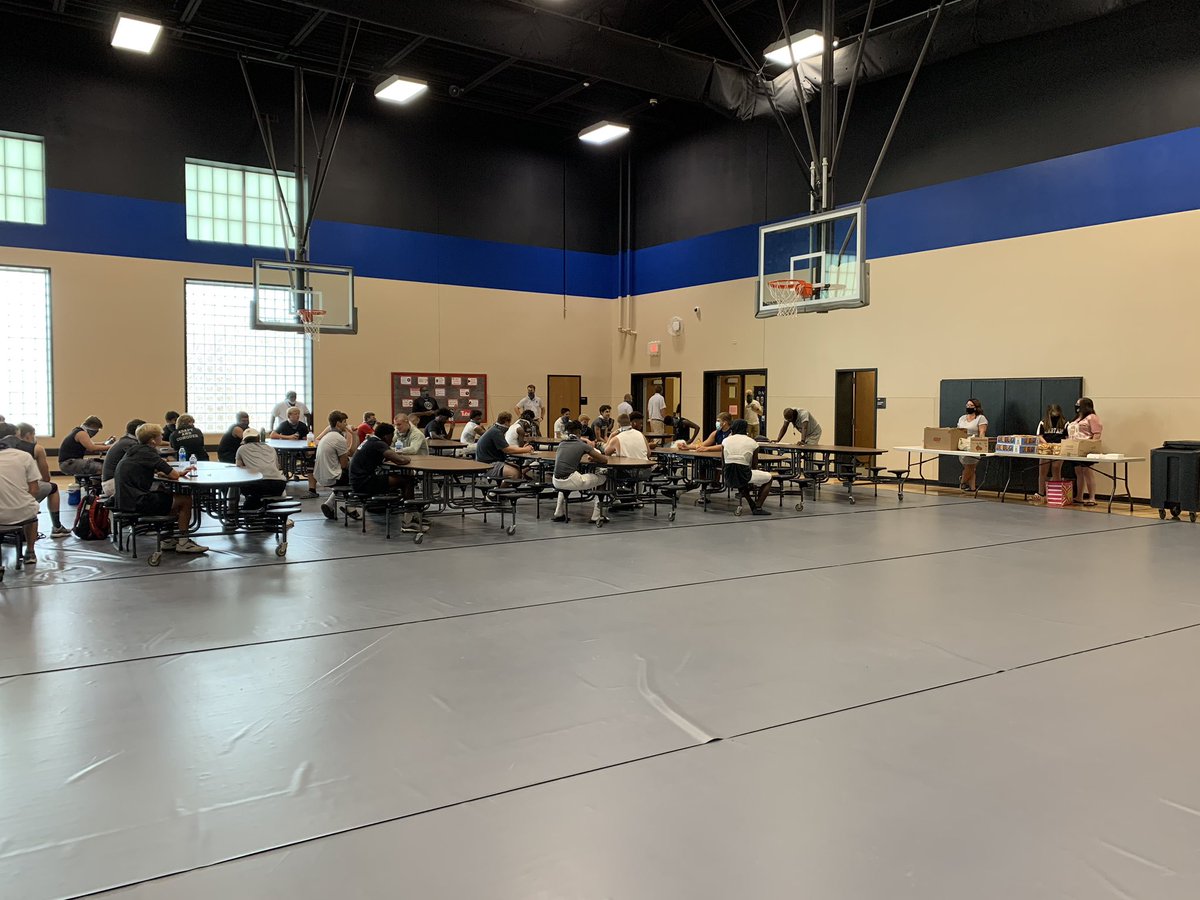 Shout out and much appreciation to <a href="/DrsCrouch/">Crouch Family Chiropractic</a> and Crossroads IGA for providing the pre-game meal for <a href="/SouthWarrenFB/">South Warren FB</a>! Thankful to have community support for a season we weren’t sure would happen! 💙🖤