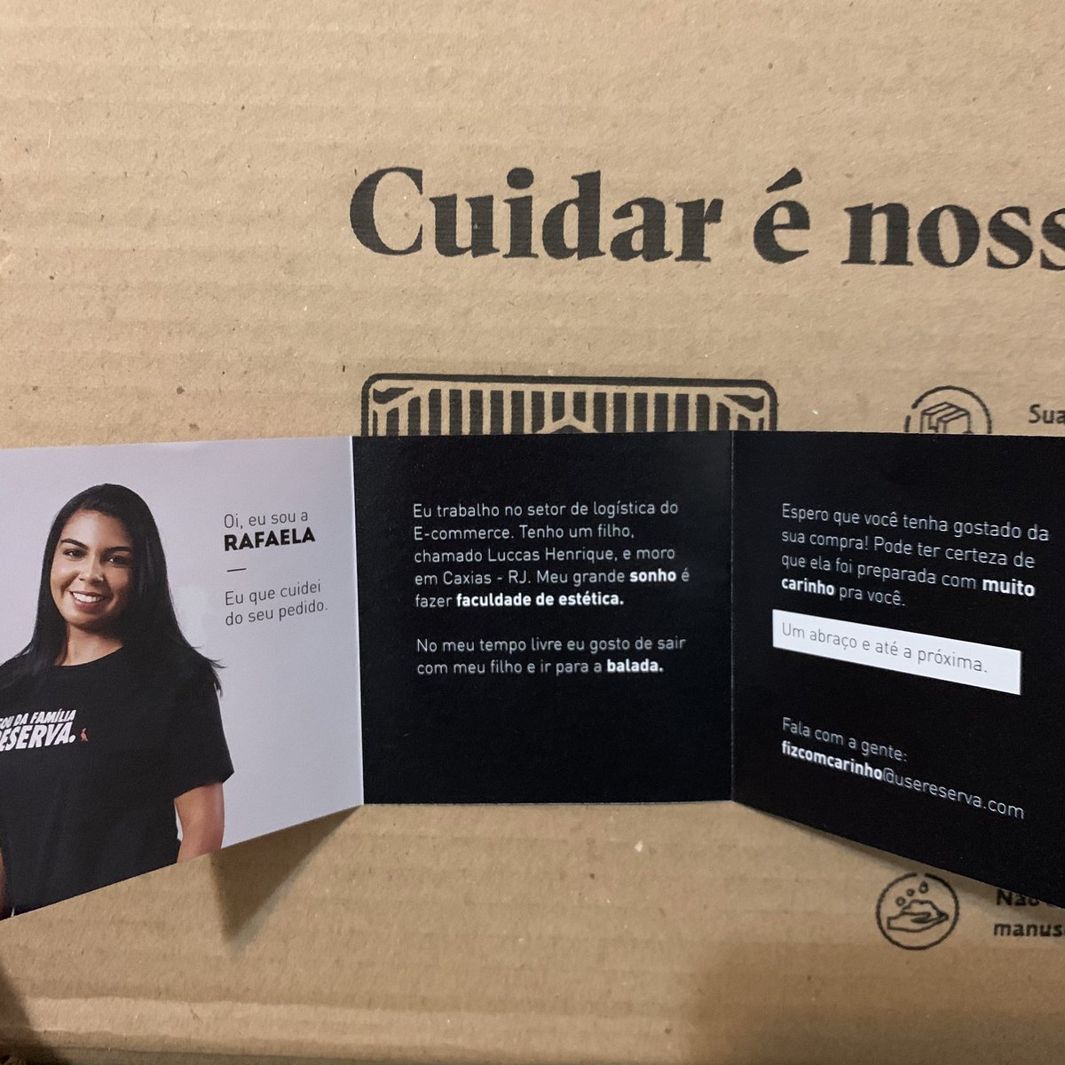 Hoje chegou um recebido (pago) da @usereserva pra mim. E fiquei muito tocado com o cuidado que tiveram em deixar minha encomenda o mais pessoal possível. Valeu todo mundo, principalmente a Rafaela. 💙 Sou realmente brandlover de marcas assim.