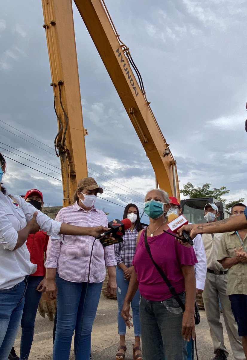 _LaAvanzadora's tweet photo. Seguimos atendiendo a nuestro pueblo

Nos trasladamos hasta Las Carolinas, sector que fue afectado por las torrenciales lluvias de ayer, para poner a la orden de sus habitantes la maquinaria requerida para la limpieza de sus caños.

@NicolasMaduro https://t.co/TlGe89315N