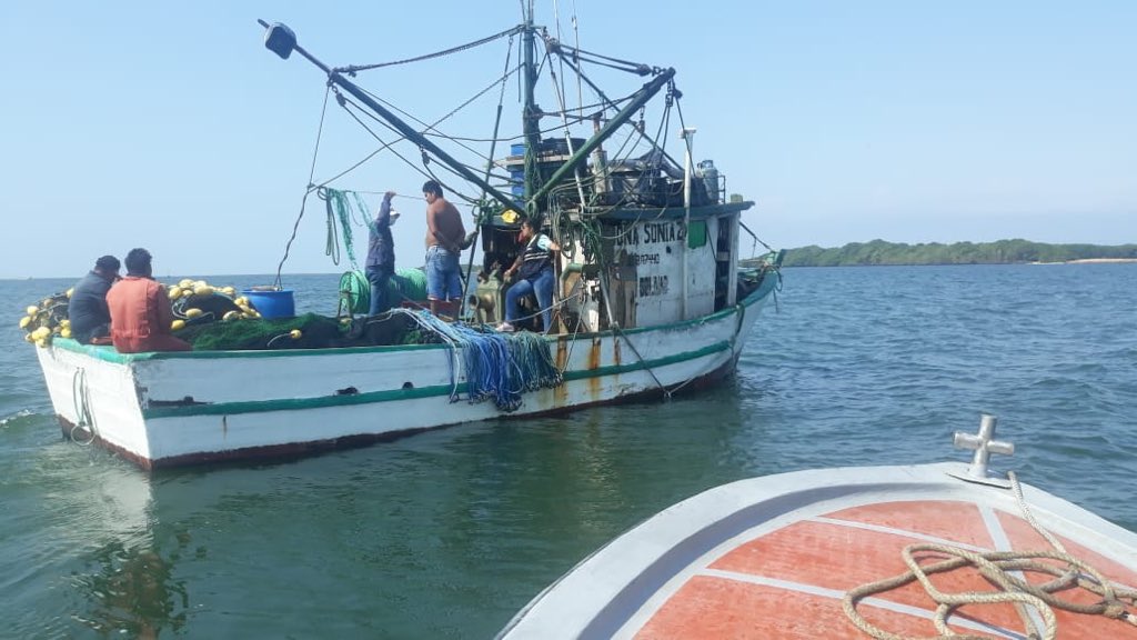 BernardoHidalgB's tweet photo. EL ORO | La Subsecretaría de Recursos Pesqueros, en Puerto Bolívar, a través de los Inspectores de Pesca y con apoyo del #COGUAR procedió a la retención de una red de cerco comúnmente denominada #rizo, por ser este parte de los artes de pesca no autorizados #controlpesquero https://t.co/pdaUtHOqnP
