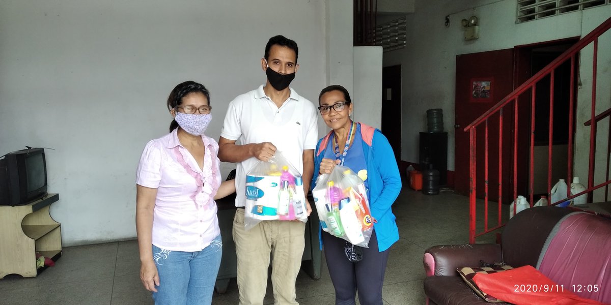 IncesCaracas1's tweet photo. #11Sep Los trabajadores INCES de Distrito Capital agradecen al Gobierno Bolivariano, a nuestro presidente @Wuikelman y a nuestra Gerente Regional, por entregarnos gratuitamente, un combo de aseo personal y de limpieza 👏👏 #SomosInces @NicolasMaduro @psuvaristobulo @incesvzla https://t.co/1ACqZzbdlr