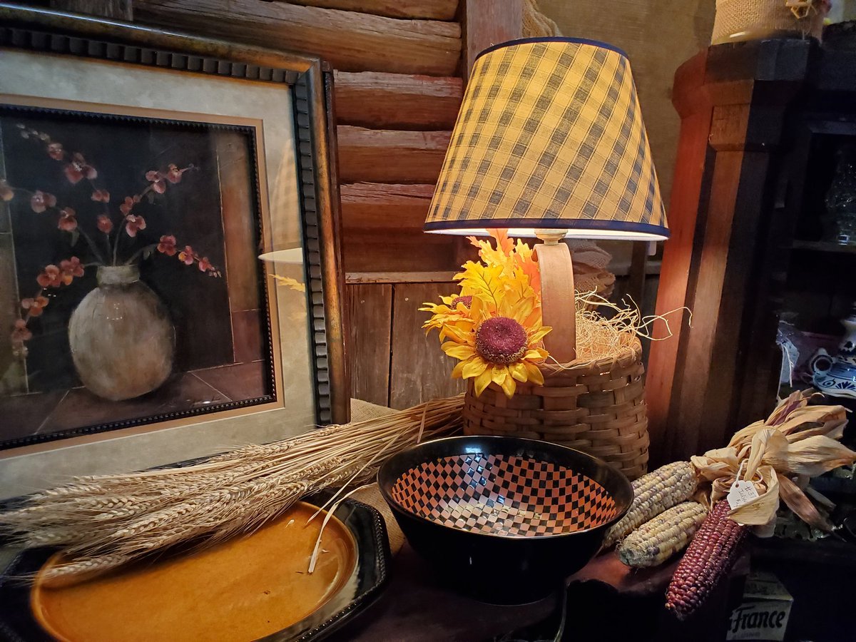 Tomorrow, Sept. 12, is our #autumn open house! We hope to see you here. 🧡🌻
#Cambridge #CambridgeCity #Indiana #indianapolis #Richmond #RichmondIndiana #homeinwayne #antique #antiqueshopping #supportsmallbusiness #shopsmall #shoplocal #fall #falldecor #fallfestival #weekendplans