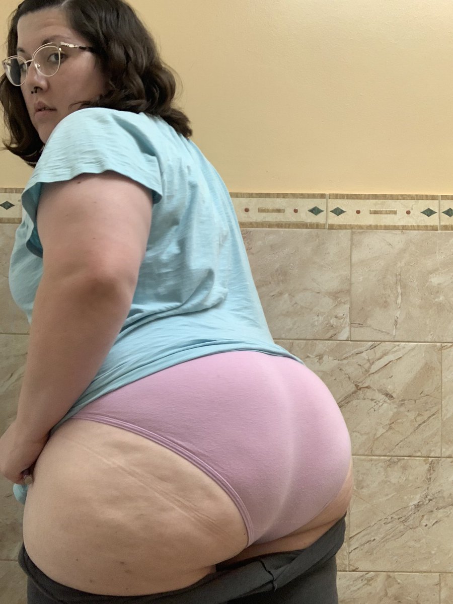 Jessbeesknees's tweet photo. Hereβs da cake. πππ§π§π°π°
#cake #thicc #getyouapiece https://t.co/FSdxFpRBWq