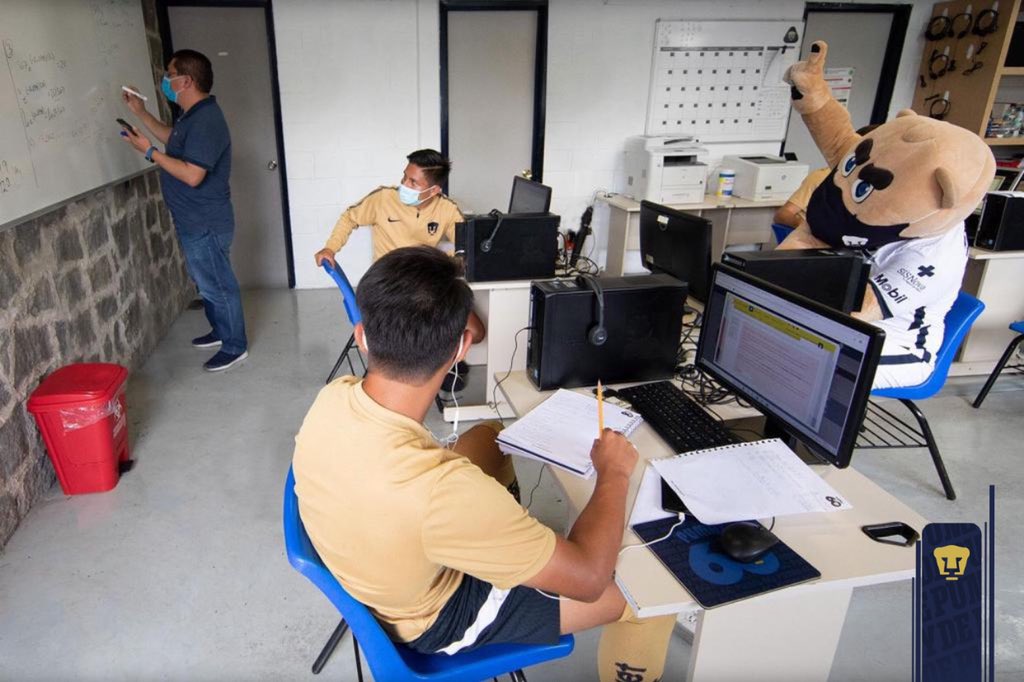 PumasMX's tweet photo. ��Sabías que todos nuestros jugadores tienen la oportunidad de estudiar la Preparatoria al mismo tiempo que cumplen su sueño de convertirse en jugadores profesionales?

💻➡️ https://t.co/qrzMjMqjtE

#SoyDePumas https://t.co/riZRmwHkuK