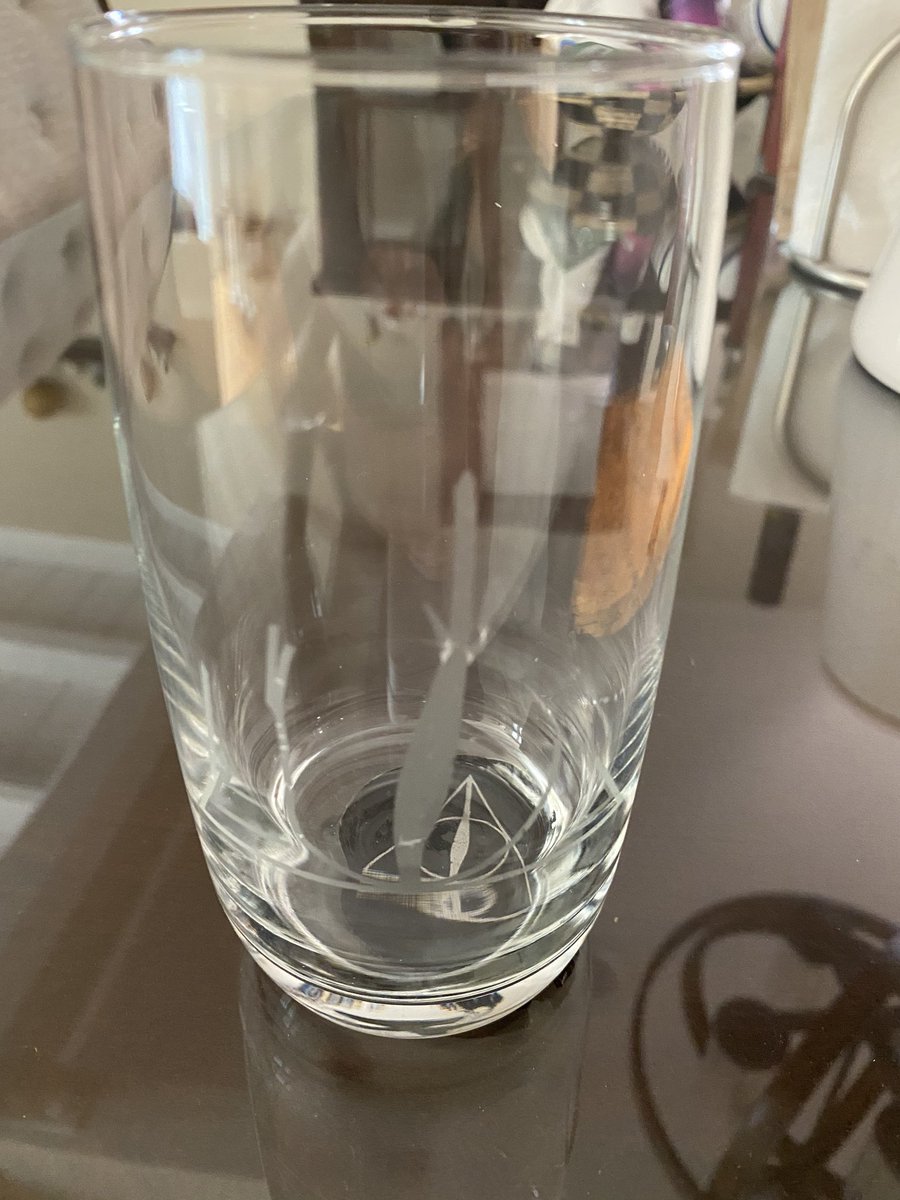 SGallagher_2's tweet photo. Brand new glass - 1st time wash on the dishwasher safe glass and this happens! Not a pleasant surprise @UniversalORL https://t.co/zOxYNimhub