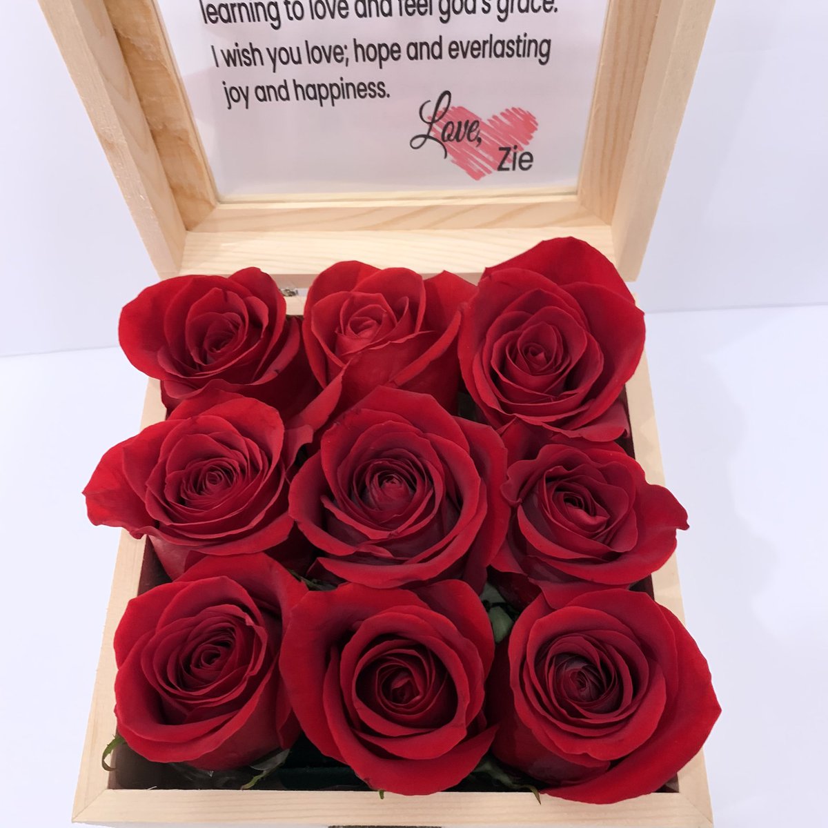 FloryBox's tweet photo. Fresh #rosebox #delivery in #Toronto and the #GTA with your #personalized message. https://t.co/qgM56ervS7