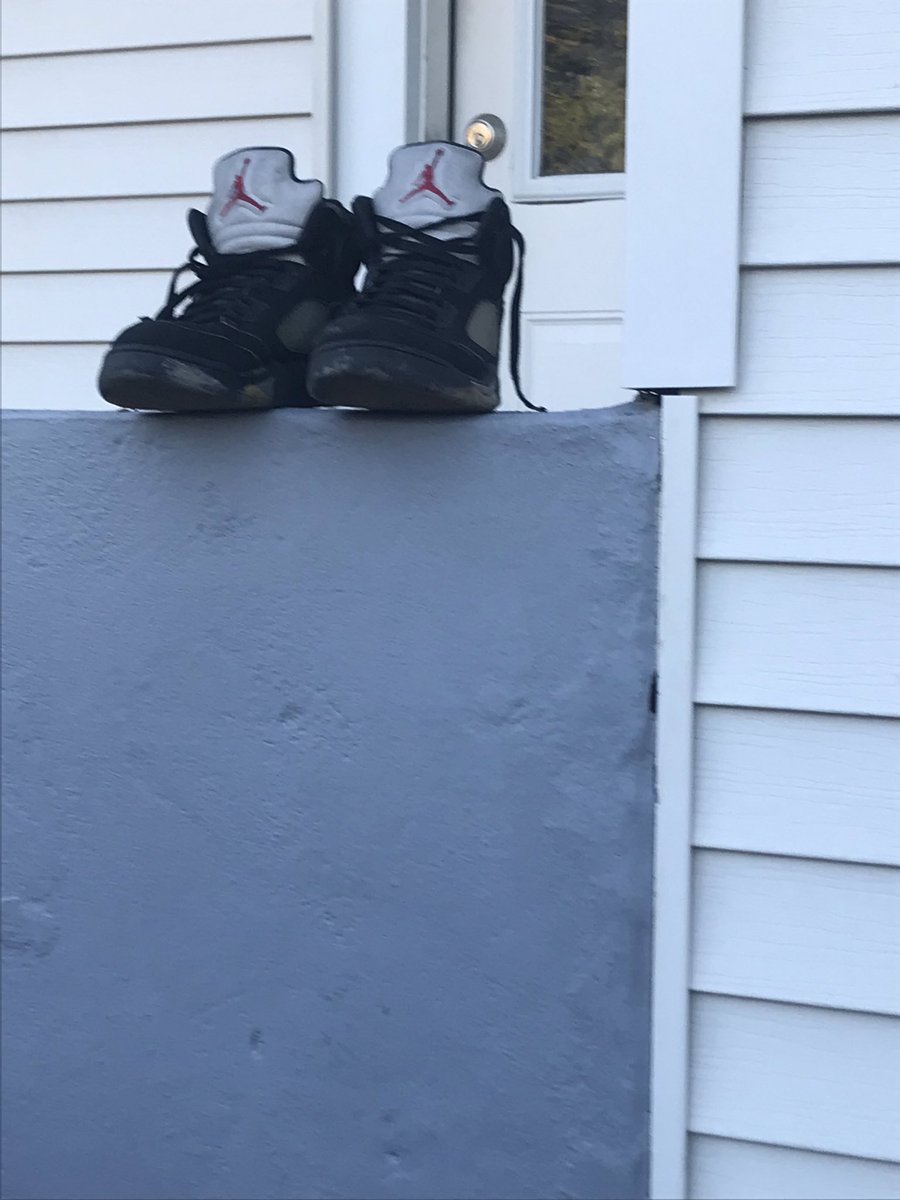masneaks09's tweet photo. Neighbor left these outside today...so tempting! 🔥🔥 https://t.co/PX8KtVxT8v
