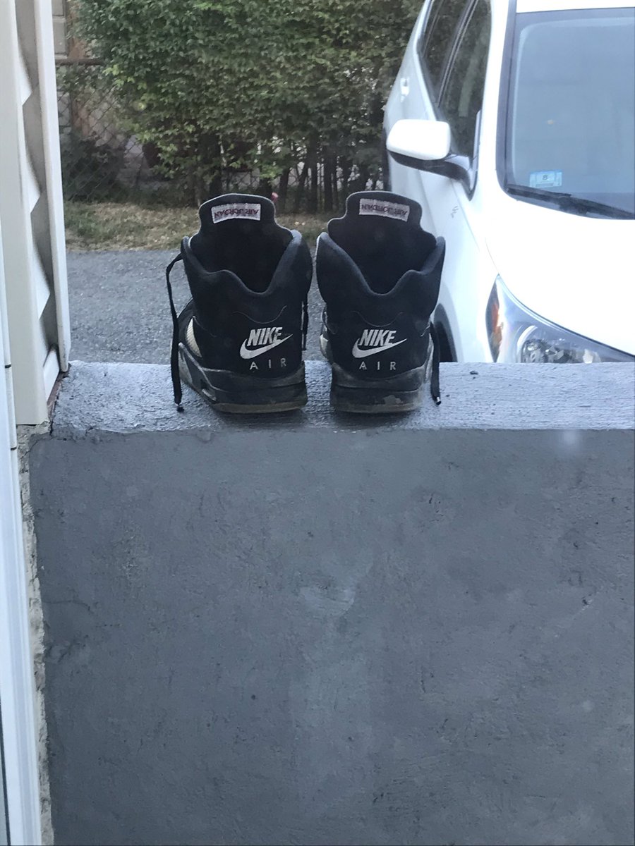 masneaks09's tweet photo. Neighbor left these outside today...so tempting! 🔥🔥 https://t.co/PX8KtVxT8v