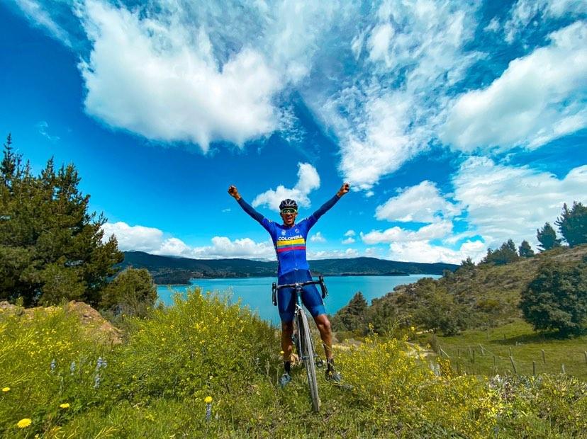 amparalympics's tweet photo. ¡Mañana tenemos #APCTakeover! El Para ciclista colombiano @DiegoDuenasG, medallista de plata en Lima 2019, va a manejar nuestra cuenta de Instagram por un día y va a compartir su sábado en nuestras stories. 📱🤳😎🇨🇴
#APCTakeOver https://t.co/ldoGBeFGlB