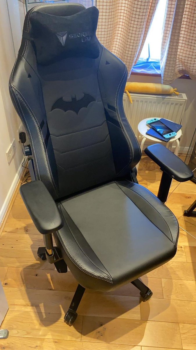 bumshul's tweet photo. Comfiest chair ever #secretlab https://t.co/gx1gXiALXU
