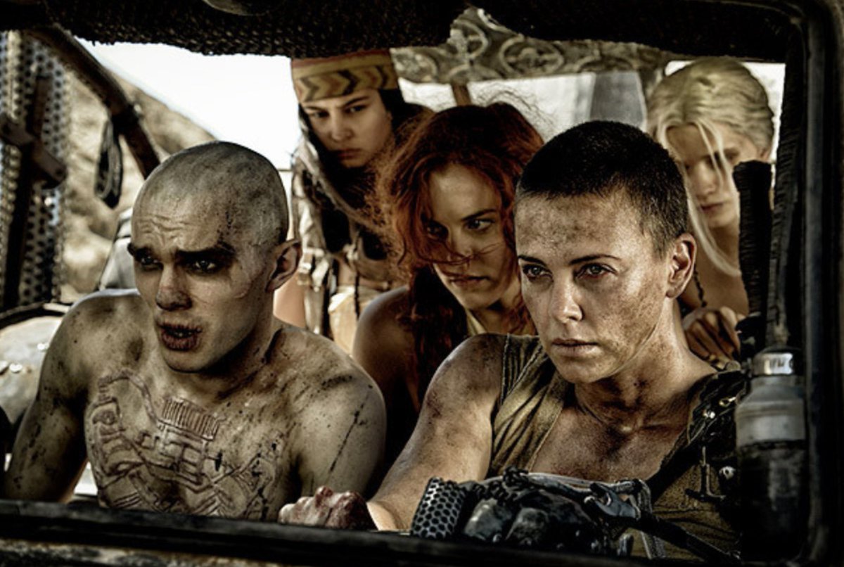 バイクや車で映画館に行き マッドマックス怒りのデスロードを観た人たちの帰り道 こんな貧弱な乗り物で生きて帰れるかな Togetter