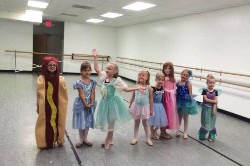 "In a world full of princesses, dare to be a hot dog!"Beberapa waktu lalu, seorang anak berumur 5 tahun bernama Ainsley dari North Carolina menjadi viral. Ia menjadi hot dog ketika kelas dansanya memilih tema "Princess Week"!