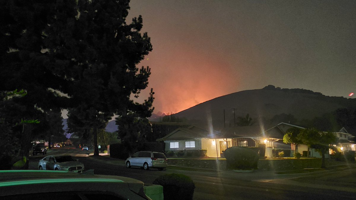 Broncainus's tweet photo. Oh neat, I'm living near another fire! Flashbacks of the #GrandPrixFire. So far, it seems to be under control. Took these (except that last one) about an hour ago #PalmFire #haciendaheights https://t.co/1toS9uwaRo