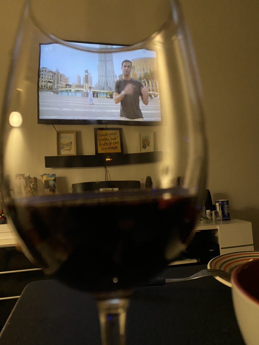 otrotamundos's tweet photo. Sexta-feira. Vinho. Petiscos. Pedro pelo Mundo em Dubai. Tudo de bom! Com @pedroandradetv. #pedropelomundo #viagem #dubai https://t.co/WfnBubyoj9