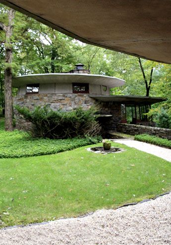 #100x100MasterHousesCasa Sol Friedman -1948Pleasantville  #NuevaYork  #EEUU #FrankLloydWrightDos circulos superpuestos forman esta casa, uno destinado a vivienda y otro, más pequeño, destinado a los servicios. Los radios ordenan la distribución. Un tercer círculo es el garaje