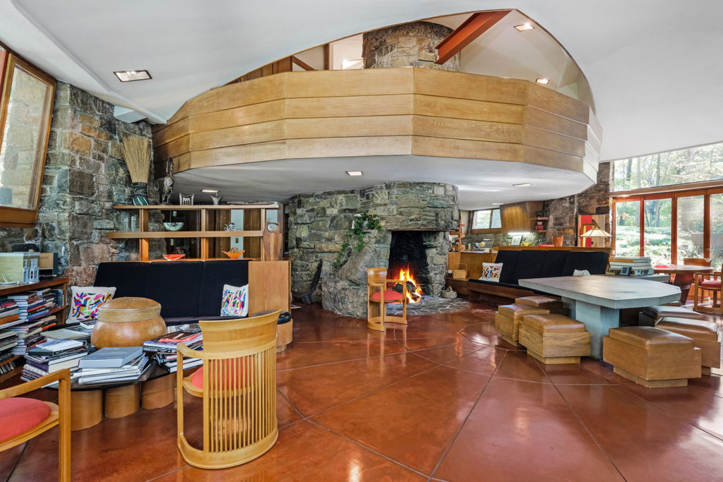  #100x100MasterHousesCasa Sol Friedman -1948Pleasantville  #NewYork  #EEUU #FrankLloydWright #InteriorDesingLos dormitorios se encuentran en el segundo piso con un amplio balcón sobre el "living-room" dedoble altura; destaca la escalera de caracol y la viga de acero expuesta
