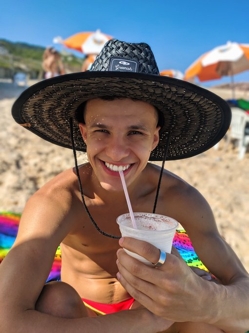 Sla, meu marido &eacute; lindimais! 🙈🙈🙈 https://t.co/k2y242i3AM<a href="/tag/happyvalentinesday"class="tags"><span>#happyvalentinesday</span></a>